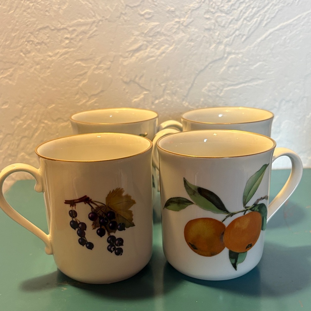 1961 Royal Worcester England Evesham Fine Porcelain Mug 14k Gold Rim